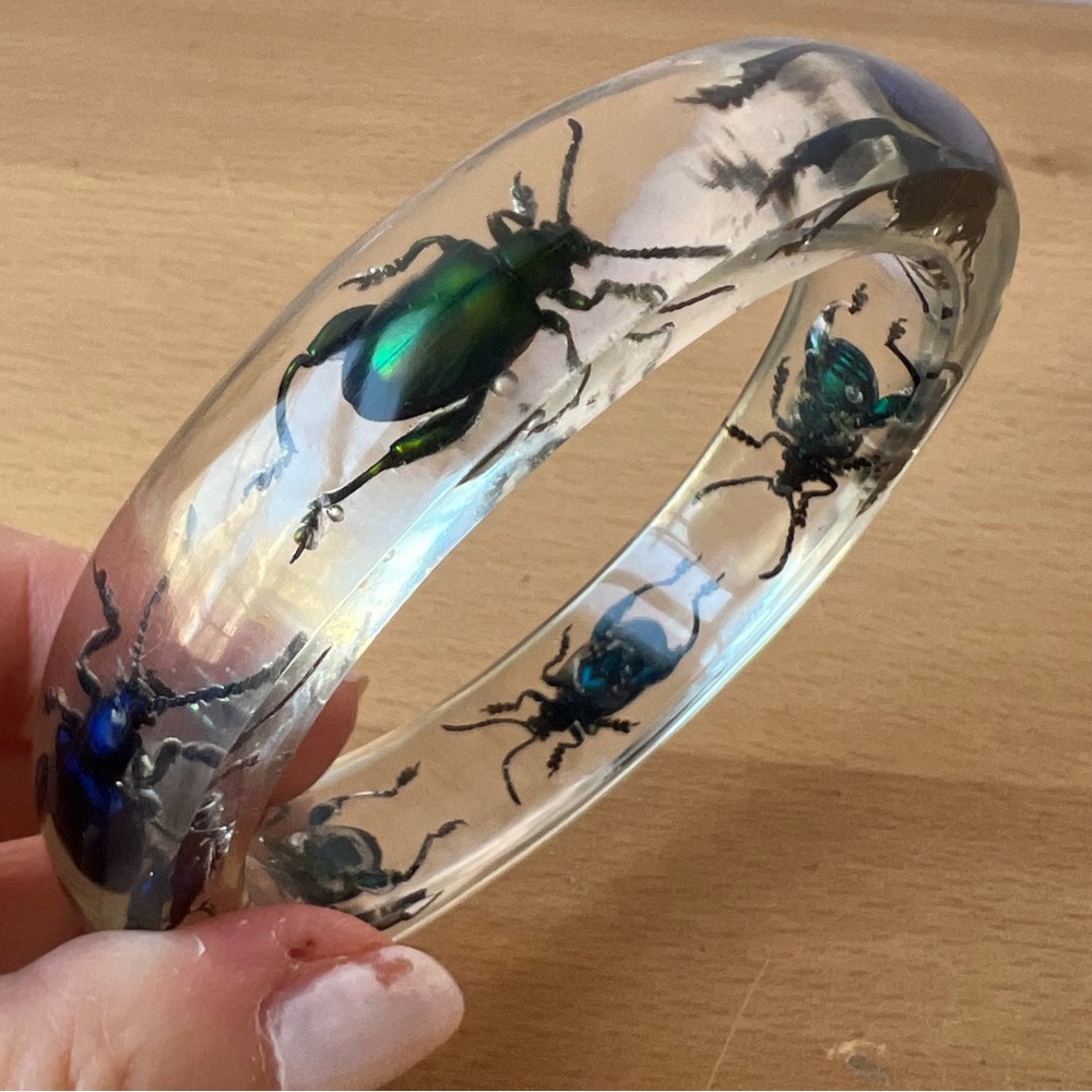 VINTAGE CLEAR LUCITE LARGE BANGLE BRACELET W/ VIVID COLORS BEETLES STATEMENT - Picture 7 of 16